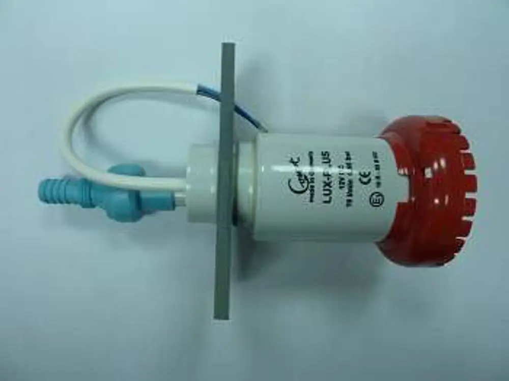Remeha Pumpe mit roter Abdeckung und Anschlussleitungen. Das Produkt zeigt einen zylindrischen Körper mit Montageplatte für die Installation.